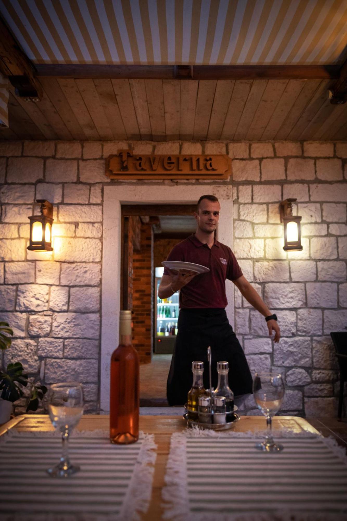 סוטיבאן Taverna & Rooms מראה חיצוני תמונה